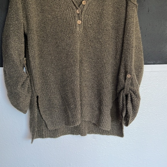 Mine green textured knit 3/4 sleeve shirt with buttoned neckline medium - Picture 3 of 4